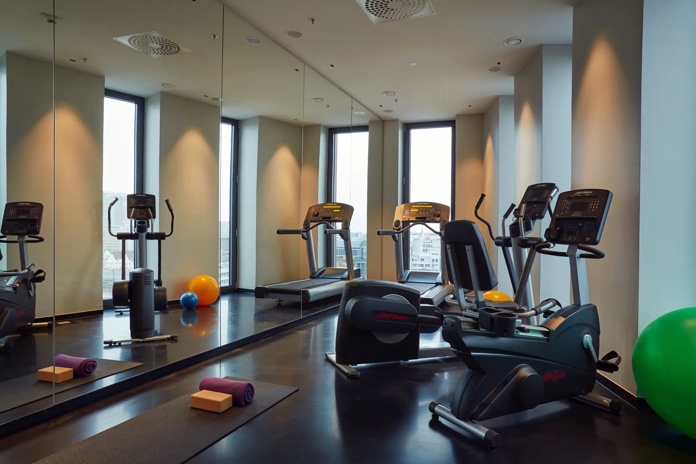 Institute SK - im Hyperion Hotel