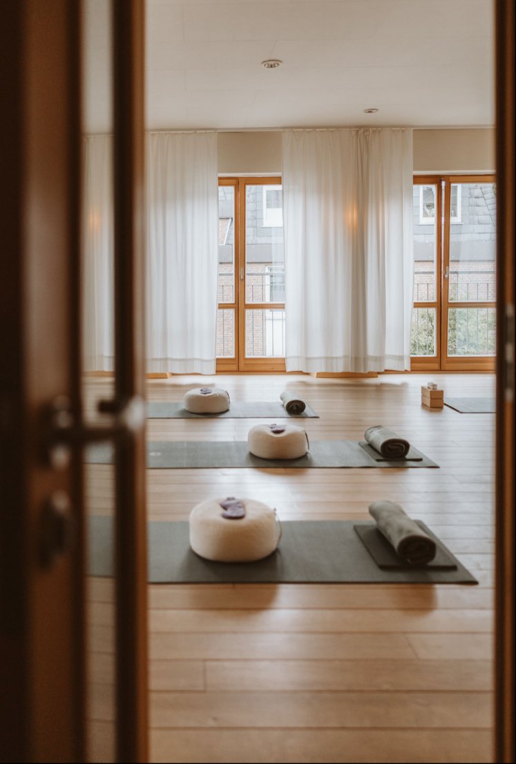 Julia Barr Yoga & Co - Art of Calm